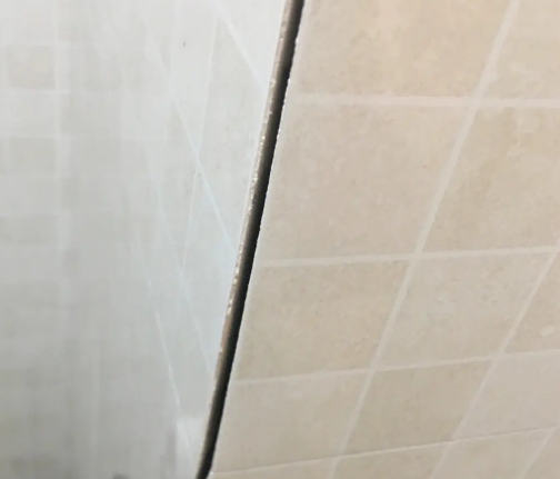 绥化瓷砖空鼓维修公司分享阳台瓷砖脱落的修复过程可以分为以下几个步骤