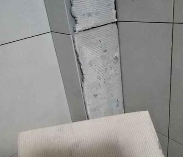 绥化瓷砖空鼓维修公司分享下厨房瓷砖脱落的补救措施。